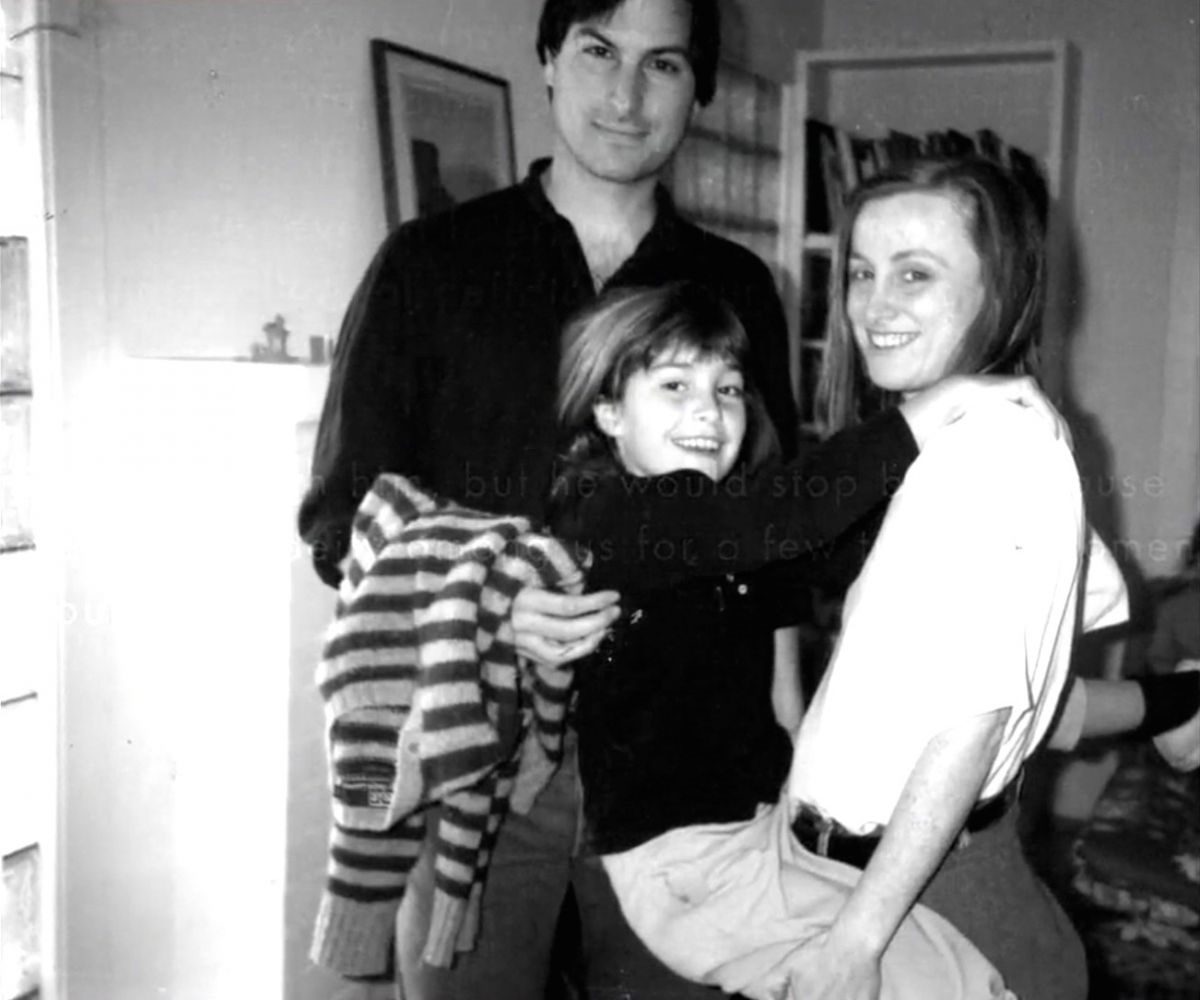 ستيف جوبز وابنته ليزا وأخته "منى سيمبسون" في العام 1986 