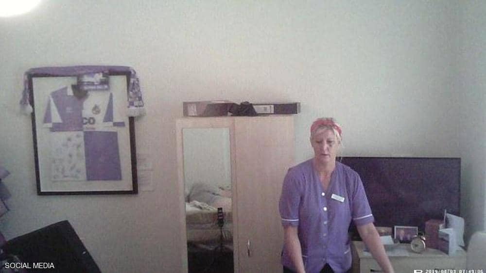 تايلور تدخل الحجرة قبل الإقدام على تصرفها المشين