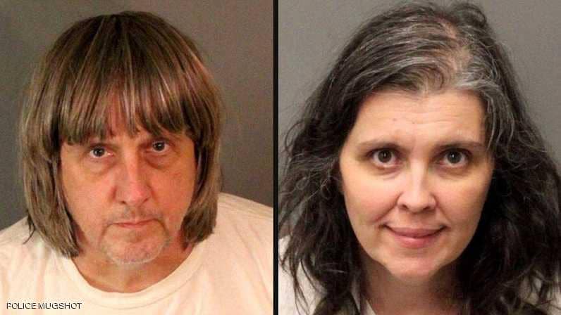 صورة الأب والأم بعد اعتقالهما من قبل الشرطة في كاليفورنيا