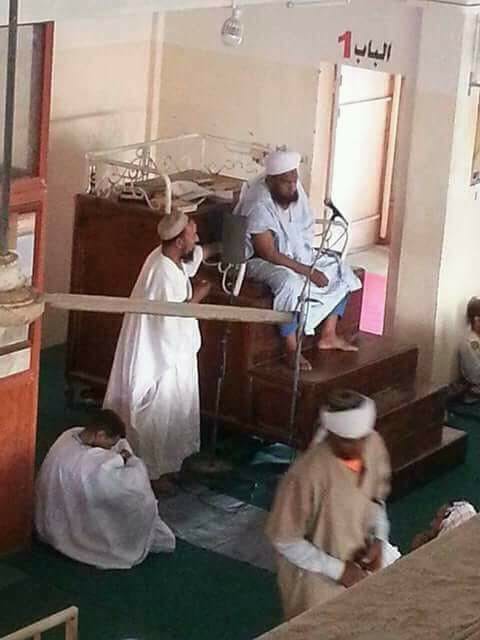 آخر صورة للراحل فى مسجد التوبة ليلة الجمعة قبل وفاته بقرابة ساعتين حيث كان يلقي درسا عن حياة الصحابة