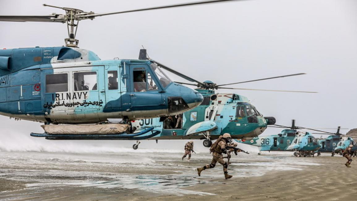 جنود إيرانيون خلال مناورة عسكرية بالقرب من مضيق هرمز، 30 ديسمبر 2022 (Getty)