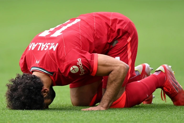 صلاح يسجد لله شكرا بعد تسجيله الهدف الرابع للريدز في مرمى واتفورد (غيتي)