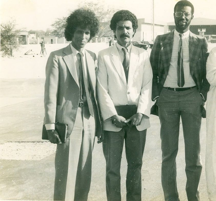 صورة منث الثمانينات.. من اليمين إلى اليسار : ديكو سوداني مدير قطاع الإذاعة- بدن ولد عابدين مدير قطاع التلفزيون، والشيخ بكاي مدير تحرير الوكالة الموريتانية للأنباء...