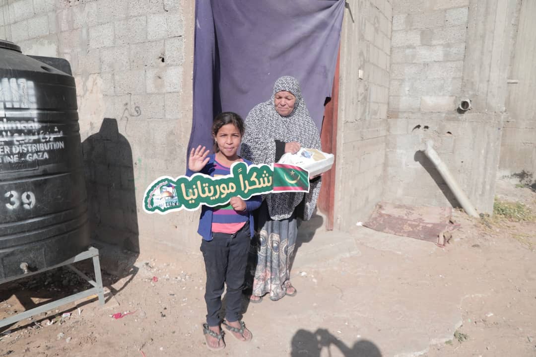 أسرة مستفيدة من الإفطارات المنفذة بتبرعات موريتانية