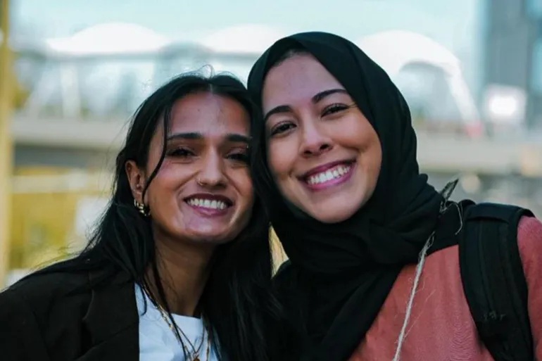 فانيا أغراوال (يسار) مع زميلتها المغربية ابتهال أبو سعد وكلتاهما فصلتهما مايكروسوفت (مواقع التواصل)