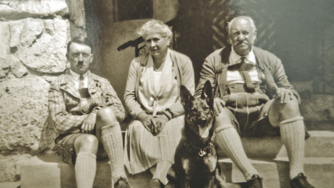 صورة تجمع بين هيلين باكشتاين وأدولف هتلر