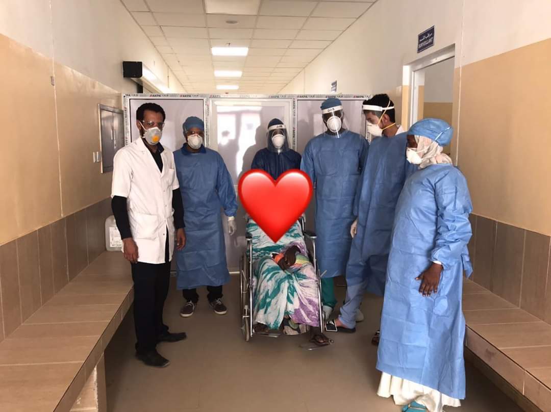 صورة من السيدة التي شفيت من كورونا  مع الفريق الطبي