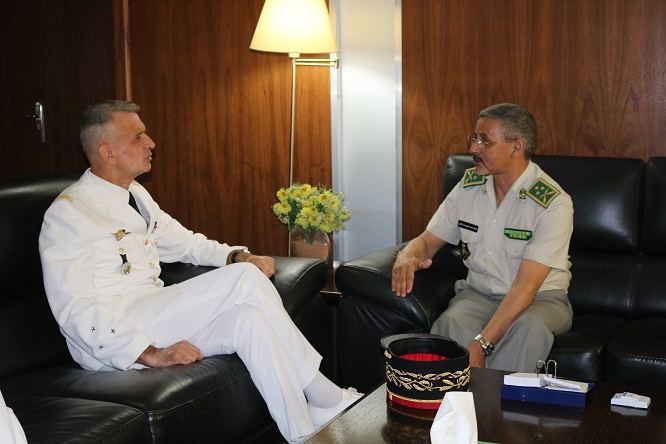 قائد أركان الجيوش بموريتانيا الفريق محمد الشيخ ولد محمد الأمين الملقب "ابرور" خلال استقاله مع الجنرال الفرنسي فريدريك بلاشونه