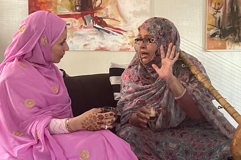 الفنانة الموريتانية المعلومة بنت الميداح (يمين) والصحفية دعاء الشامي (الجزيرة)