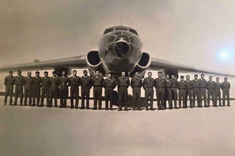 منتسبو السرب العاشر لطائرة "توبوليف- 16" بقاعدة الحبانية الجوية (الصحافة العراقية-أرشيف)