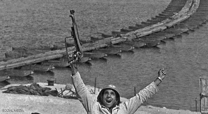  الجندي المصري الراحل عبد الرحمن القاضي محتفلا بالنصر 