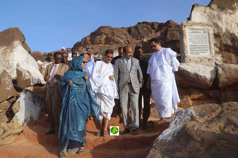 الرئيس الموريتاني يصعد هضبة "آغريجيت" التي تم استيطاتها قبل 4 آلاف عام