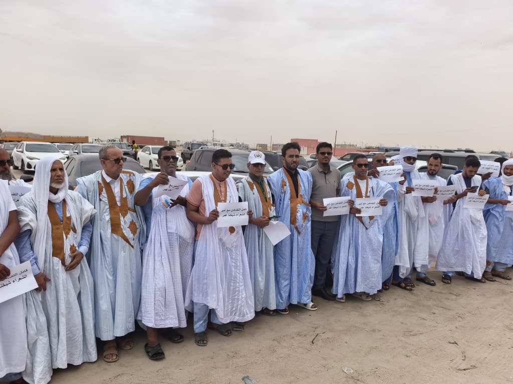 وقفة تضامنية أمام مقر الوكالة الوطنية لمعادن موريتانيا للمطالبة بإنصاف أمير الشعراء شيخنا عمر