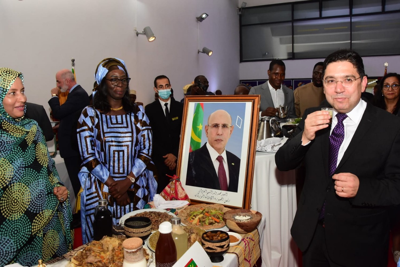 وزير الخارجية المغربي ناصر بوريطة يتذوق الشاي الموريتاني