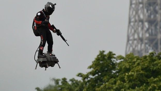 المبتكر فرانكي زاباتا يحلق في الهواء فوق جهاز طائر يعمل بمحركات نفاثة أثناء احتفالات يوم الباستيل العسكرية في فرنسا