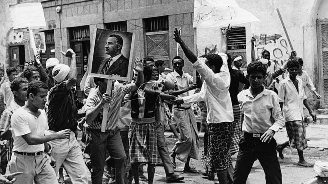 يمنيون يتظاهرون ضد بريطانيا في عدن، التي كانت محمية بريطانية، حاملين صور عبد الناصر في شهر مارس/آذار عام 1967.